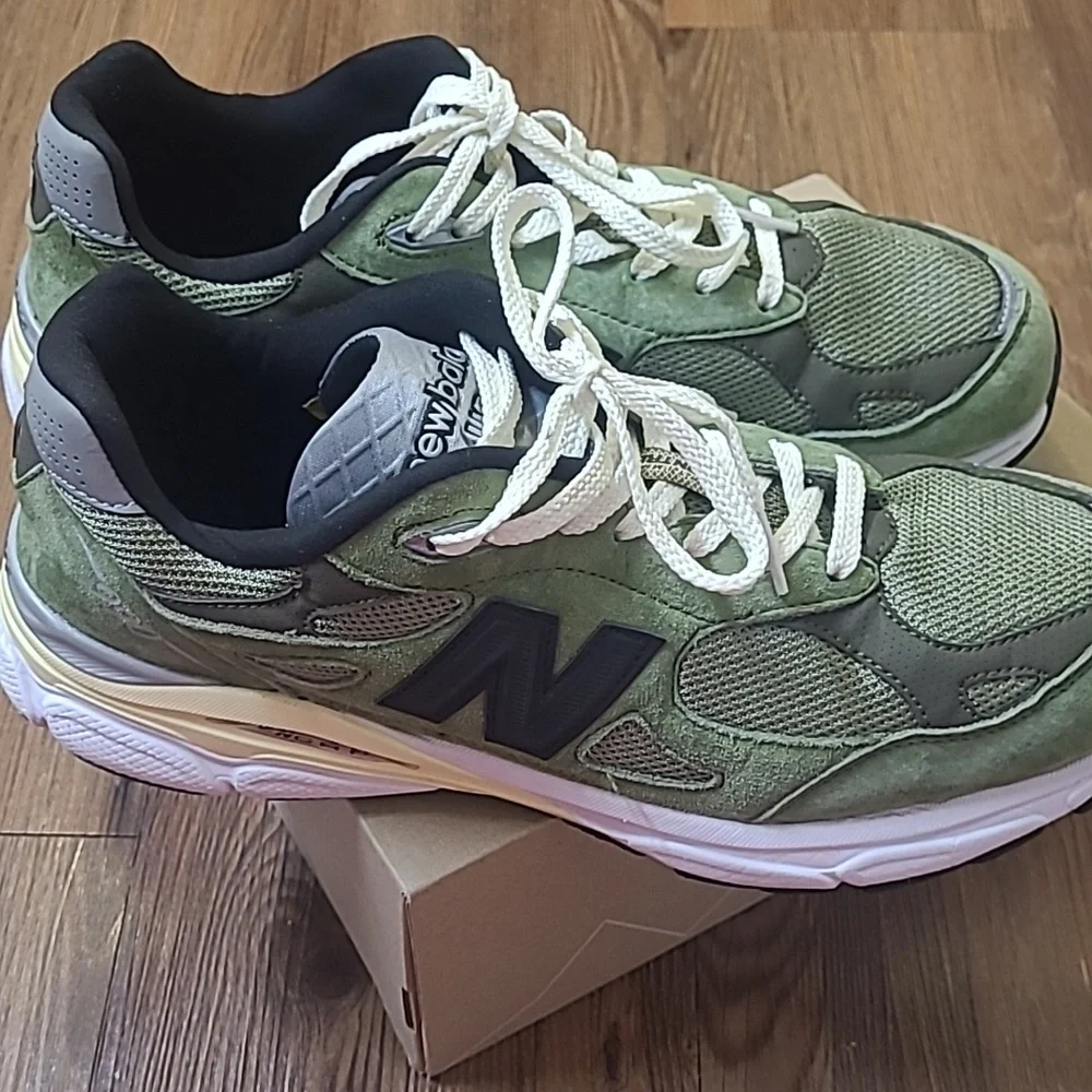 New Balance Men's Olive and‎ Black Sneakers